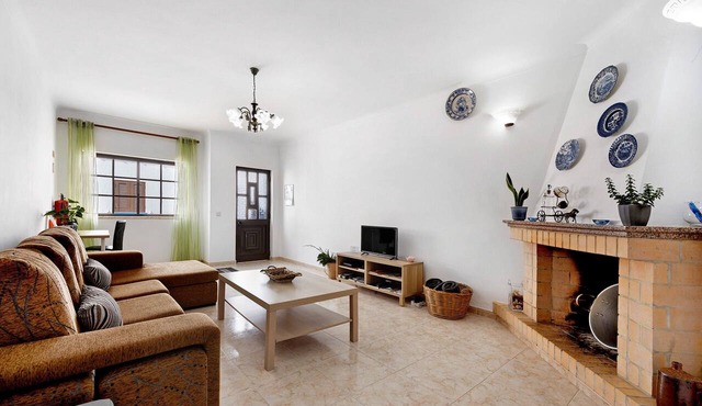 Holiday Home 'Brita' with Private Terrace, Balcony and Wi-Fi in Raposeira