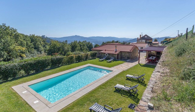 Holiday Home 'Casa Das Regadas - Ponte De Lima' with Mountain View, Wi-Fi and Air Conditioning in Calheiros
