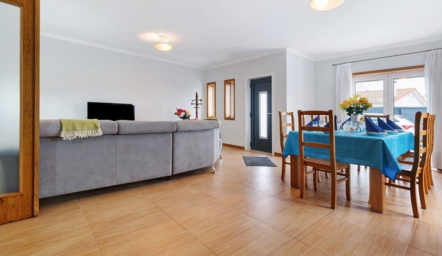 Holiday Home 'Vivenda Sol E Mar' with 2 Private Terraces, 3 Balconies and Wi-Fi in Gafanha da Nazaré