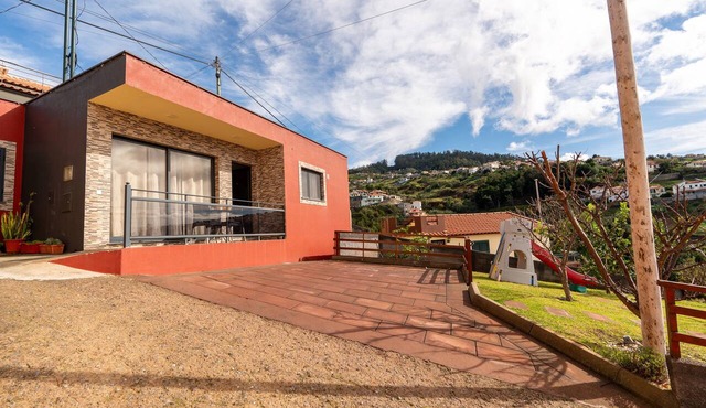 Holiday Home 'Refúgio Do Tibéu' with Garden and Sea View in Calheta