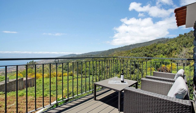 Holiday Home 'Refugio Do Lourinho' with Sea View, Wi-Fi and Air Conditioning in Calheta