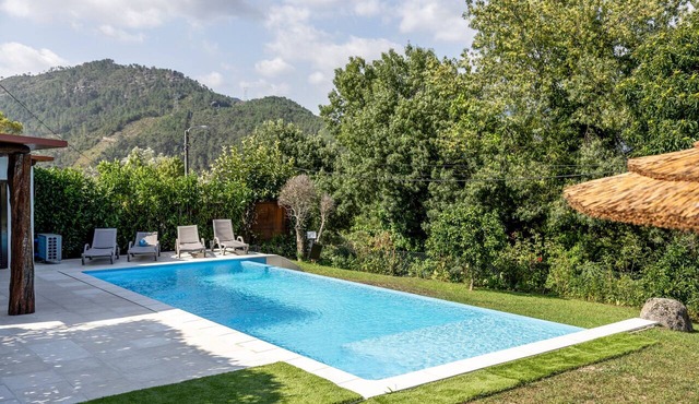 Holiday Home 'Refúgio Da Nelinha' with Private Pool, Private Terrace and Wi-Fi