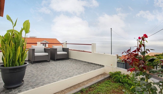 Holiday Home 'Simão House' with Private Terrace, Private Garden and Wi-Fi in Calheta