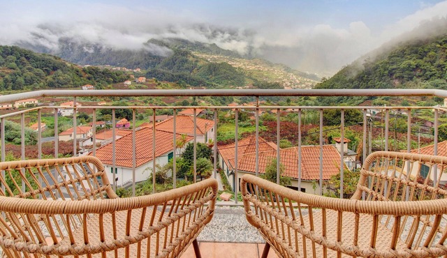 Holiday Home 'Vinháticos House' with Mountain View, Garden & Wi-Fi