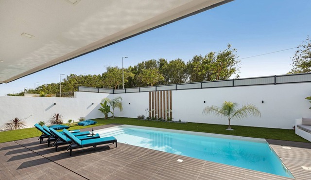 Holiday House 'Be Glow Villa' with Mountain View, Saltwater Swimming Pool