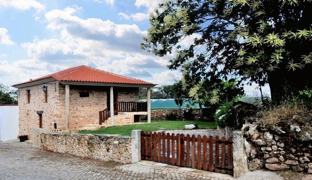 Homerez - Charming House in Parada + Fireplace, Garden in Parada