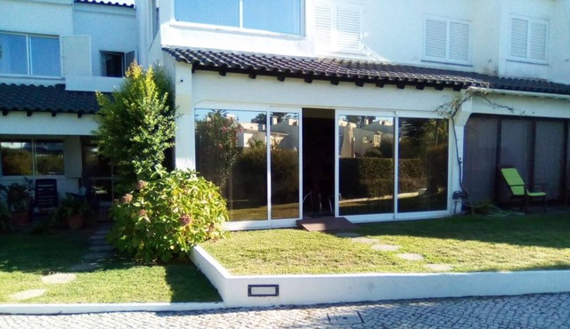 Homerez - House 4 km away from the beach for 8 ppl. with shared pool at Corroios