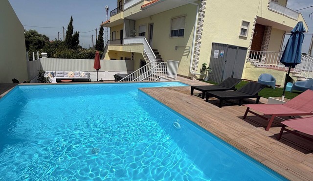 House with a pool, staircase, and garden, sleeps 10, 3 km from the beach in Charneca de Caparica