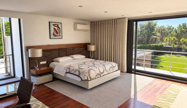 House with a Pool and Garden Near the Beach in Fão