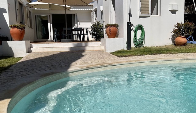 House with private pool, air conditioning, near beach in Olhos de agua