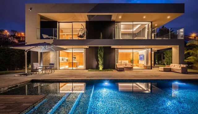 Japandi Villa Heated Pool Panoramic Rooftop Sea & City Views BBQ Gym in Funchal