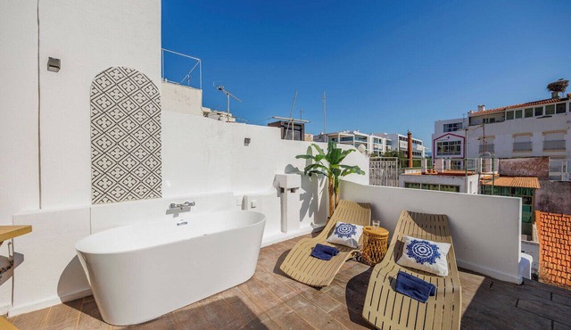 Just steps from Portimão's promenade, marina and beaches, this stylish home offers AC, sun deck with jacuzzi, a fully equipped kitchen and comfortable living spaces. Perfect for families, friends or business stays exploring the Algarve.
