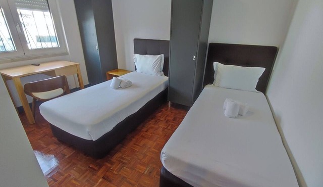 Lisbon Airport GuestHouse Gal - Suite w/Wc