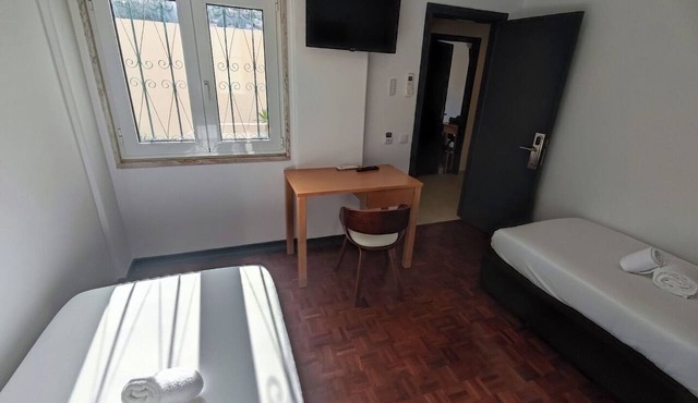 Lisbon Airport GuestHouse Gal – Twin Bedroom