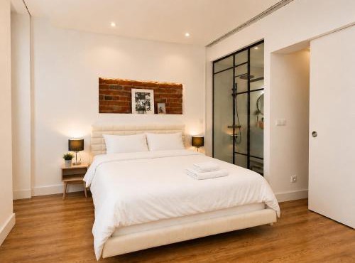 Lisbon City Center En-Suite with Workspace