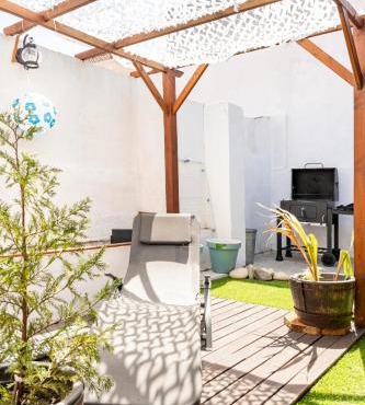 Lisbon Garden Stays, with BBQ, Easy Parking near Tejo, Fast Access to Alfama & Downtown
