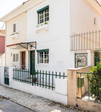 Lisbon Garden Stays, with BBQ, Easy Parking near Tejo, Fast Access to Alfama & Downtown