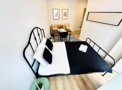 Lisbon Orange House - Modern Two-Bedroom Apartment RC D in Lisbon