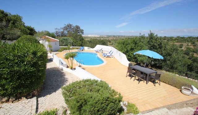 Lovely property in Quinta da Saudade with views over Vale de Parra to the sea