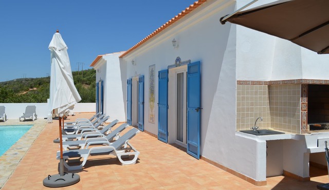 Lovely restored algarve style villa, panoramic sea views, fabulous infinity pool in Loulé