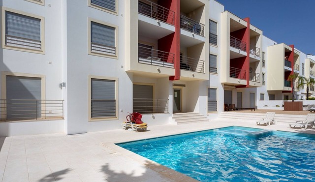 Luminous 2 BDR Apartment W/Pool by LovelyStay in Olhos de Água