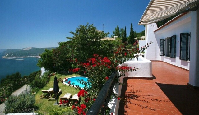 Lux Villa w/Panoramic Sea Views, c/to Beach, in Natural Reserve (pool heating) in sesimbra