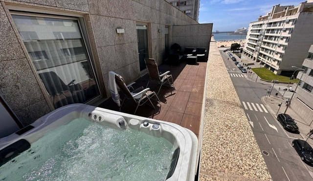 LuxiStay - Luxury Rooftop Jacuzzi & Sunset Views