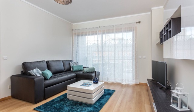 Luxury 1-Bedroom Apartment with Rooftop Pool, Village Marina, Olhão