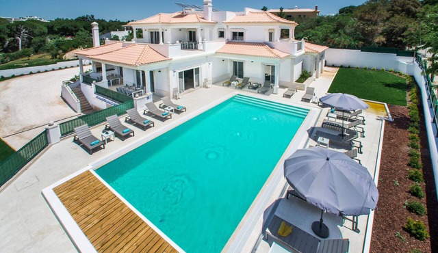 Luxury 15 Bedroom Quinta Por Do Sol ideal for large groups or family holidays in Olhos de Água