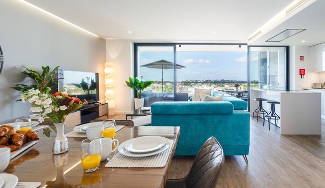 Luxury 2-Bedroom Apartment with Sea View and Pool