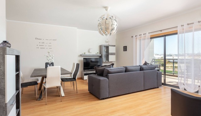 Luxury 2-Bedroom Apartment with Rooftop Pool, Village Marina, Olhão