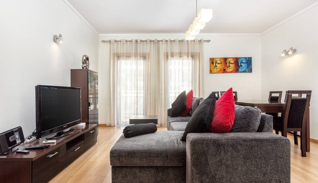 Luxury 2-Bedroom Apartment with Rooftop Pool, Village Marina, Olhão