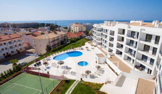 Luxury 2 bedroom apartment in Olhos de Agua with sea views in a secure condo in Olhos d'Água