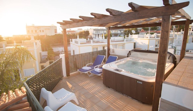 Luxury 3 bedroom Alvor villa with roof terrace jacuzzi hot tub by AlvorBeach in Alvor