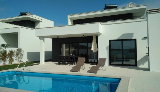 Luxury 3 bedroom villa for rent near Nazaré with private salt pool