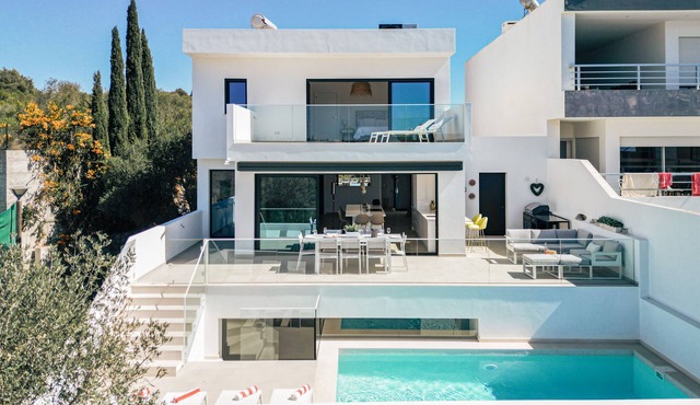 Luxury 4 bed 4 bathroom Vila located in Salema Sleeps 8 adults/1 child in Salema