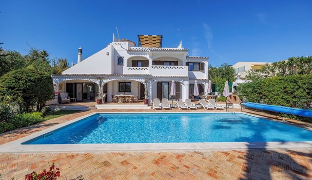 Luxury 4-Bed Villa with Heated Pool & Rooftop Sea Views –400m from Coelha Beach in Albufeira