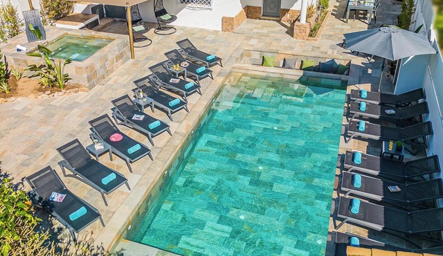 Luxury retreat w/heatable pool & jacuzzi