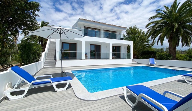 Luxury villa on a private terrain with mature gardens and private pool, Salema.