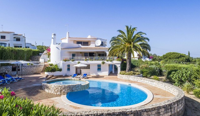 Luxury Villa with Large Pool and Stunning Ocean View in Carvoeiro Region