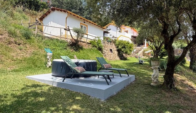 Magnolias Cottage with Jacuzzi and mountain view