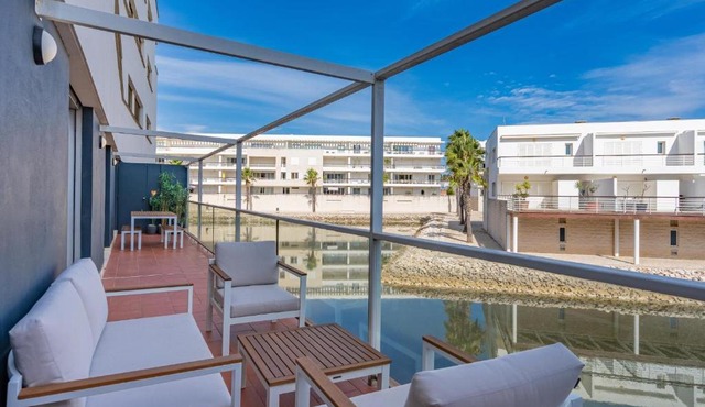 Marina retreat with lake view #1986