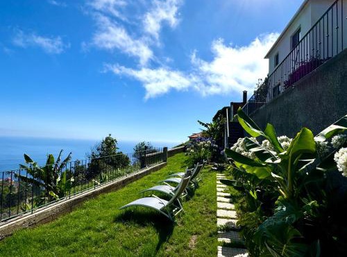 Meerblick - 3-Bett Villa mit Terrassen & Hot-Tub in Calheta