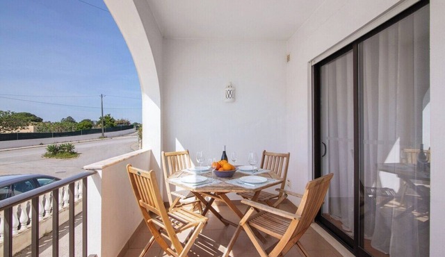 Modern and couzi, in quiet area, 2 Bed/bath, 10m from Olhos Agua e Falesia