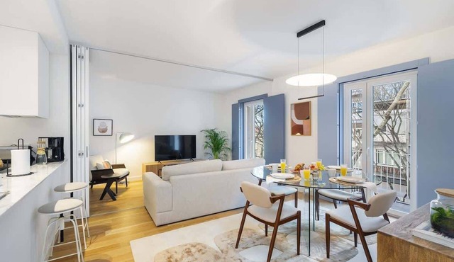 Modern Apt Near Lx Factory, Free Street Parking