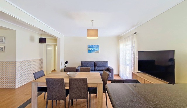 Modern & comfy: Beach 4min walk , Balcony , 3 bedrooms, sleeps 8