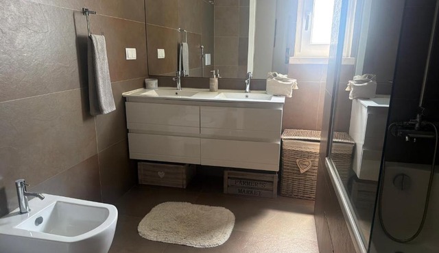 Modern Double Room in new Apartment in Palhais