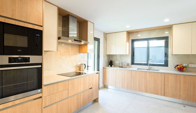 Modern Villa w/Heatable Pool & BBQ in Albufeira