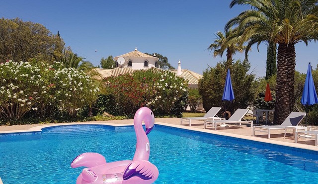 Monte-Bougainvillea Holiday Apartments in central Algarve -CRAVOS- in Faro