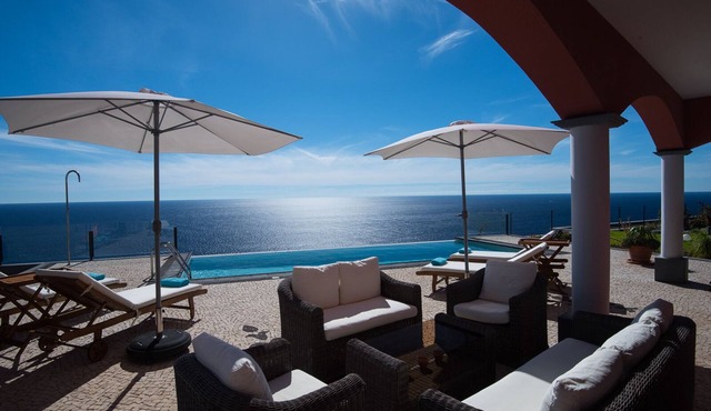 Moradia de Luxo com 3 Quartos, piscina e vista mar